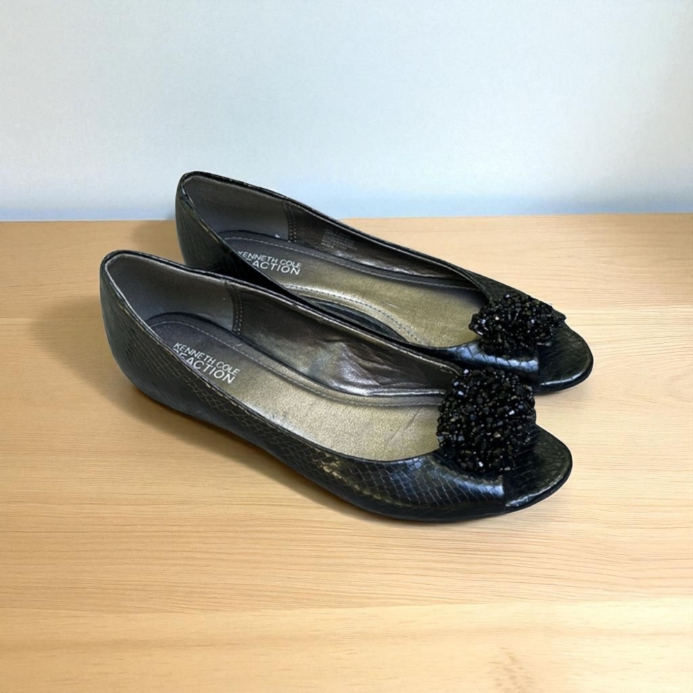 Kenneth Cole Reaction Open Toe Snakeskin Embossed Flat in Black Size 7